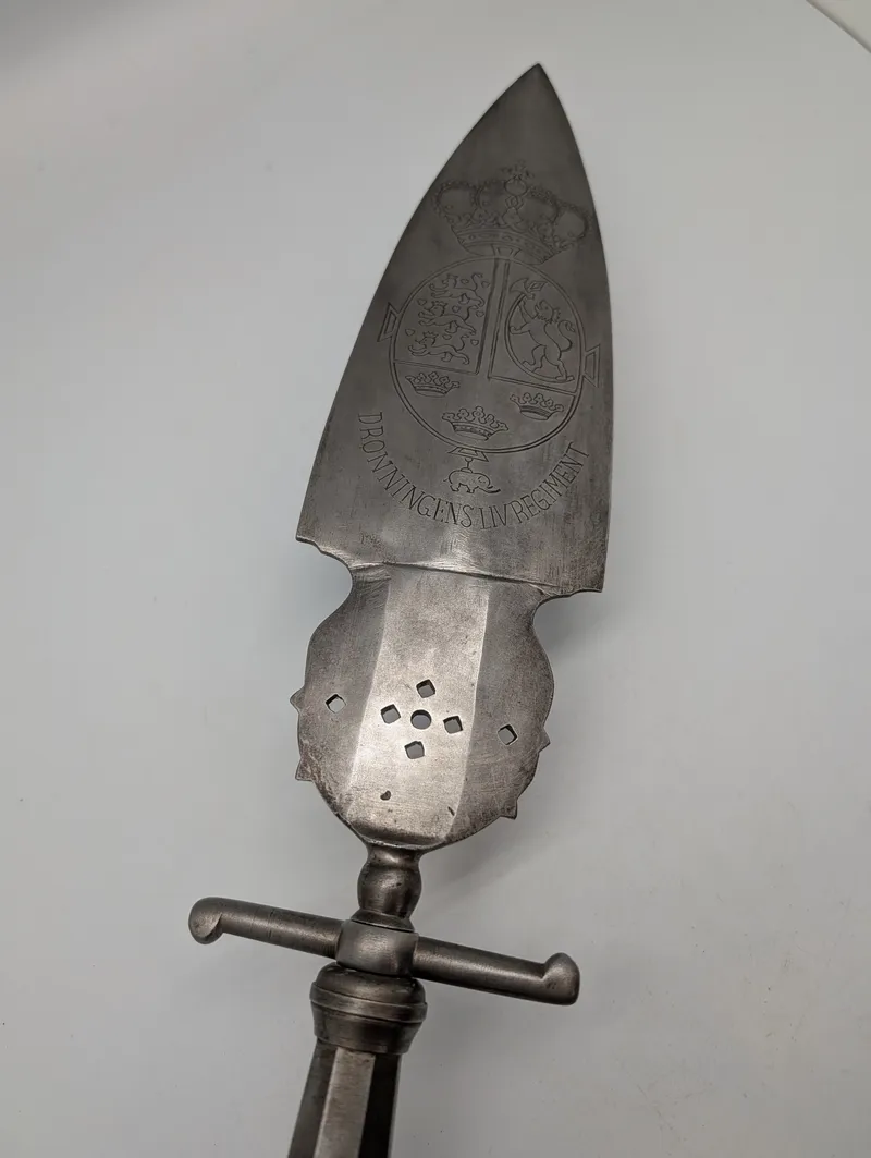 Officers Esponton model 1734 Dronningens Livregiment  givet til Regiments Chef Oberst Ulf Jessen SKAL HENTES I VORDINGBORG ELLER LEVERES EFTER AFTALE 