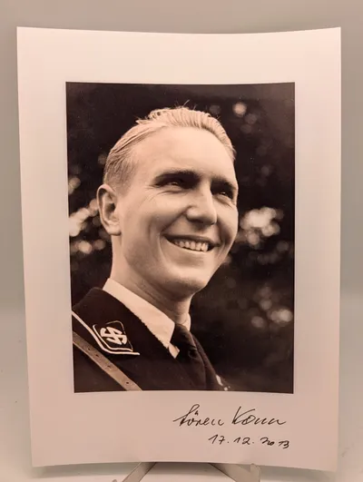 Søren Kam, signeret sort-hvidt portrætfoto i Schalburg uniform