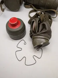 Tysk gasmaske med metalbeholder og filter