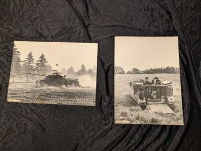 To sort-hvide militærfotografier, Centurion kampvogn og M113 PMV, 1968-1969