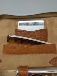 Vintage herre-rejsetoiletsæt i læderetui med forkromede beholdere Fra tiden omkring WW2 