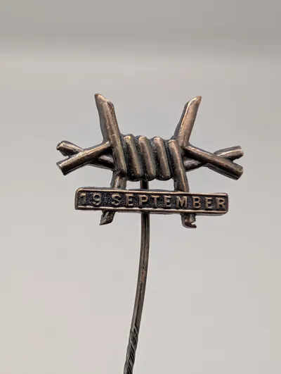Vintage 19 September Commemorative Barbed Wire Motif Stick Pin KZ Dansk Politi 