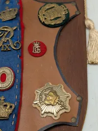 Dansk militær mindeplade med emblemer Livgarden