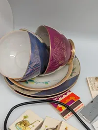 Samling af vintage tændstikæsker, smykker og diverse samlerobjekter