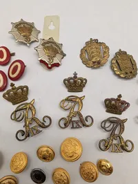 Samling af danske militære emblemer, knapper og distinktioner LG mm. 
