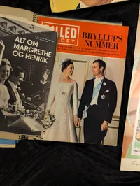 Samling af danske kongelige memorabilia, herunder scrapbog og plakater