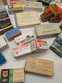 Stor samling af vintage ammunitions æsker tomme  fra diverse producenter