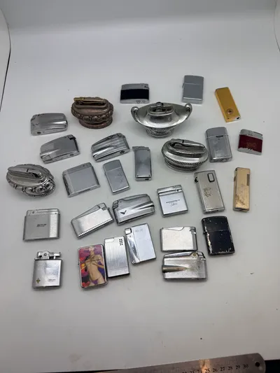 Samling af 25 vintage lightere, herunder Zippo, Ronson og bordlightere