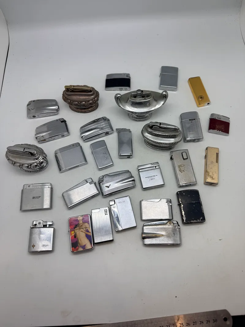 Samling af 25 vintage lightere, herunder Zippo, Ronson og bordlightere
