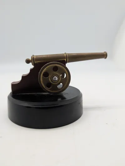 Vintage Messing Kanon Model på Bakelit Base