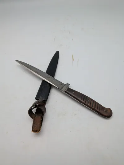 Tysk WWI Feldzug 1914-1918 Skyttegravskniv med Skede
