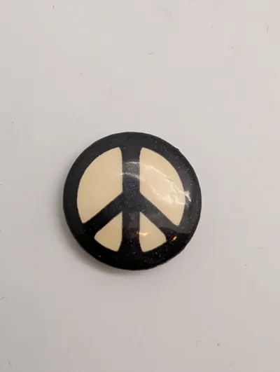 Vintage sort og hvidt fredstegn pin-back badge