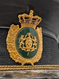 Vintage dansk politi- eller uniformskasket med rigsvåben-emblem