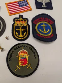 Samling af militære stofmærker og emblemer, herunder Royal Observer Corps