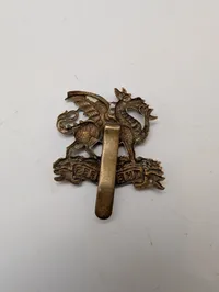 The Buffs (Royal East Kent Regiment) kasketemblem i messing