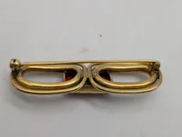 Vintage broche i forgyldt metal med rød cabochon