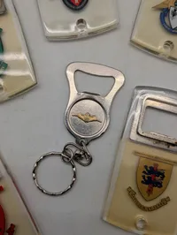 Samling af 6 danske militære oplukkere og nøgleringe