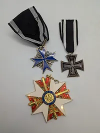 Samling af tyske militære ordener: Pour le Mérite, Jernkorset og Den Røde Ørn, repro 