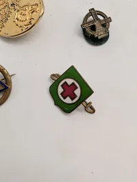 Samling af militære og civile emblemer herunder KFUK og Alpini
