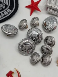 Samling af militære emblemer, knapper og mærker