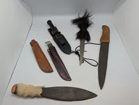 Samling af seks diverse jagtknive og dolke med pelsskæfter og læderskeder