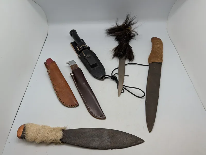 Samling af seks diverse jagtknive og dolke med pelsskæfter og læderskeder