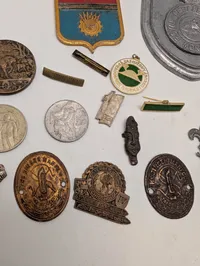 Samling af vintage emblemer, mønter og medaljer