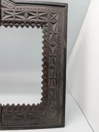 Antik tramp art træramme med geometriske udskæringer
