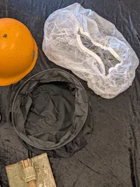 Militært udstyr med feltspader, gasmasker og hjelm