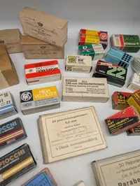 Stor samling af vintage ammunitions æsker tomme  fra diverse producenter
