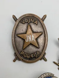 Samling af Jugoslaviske Militære JNA Medaljer og Emblemer