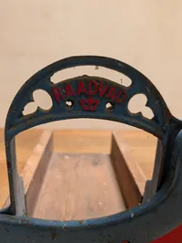 Raadvad Brødmaskine Model 294 i Blå og Rød Støbejern