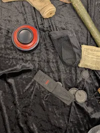 Militært udstyr med feltspader, gasmasker og hjelm