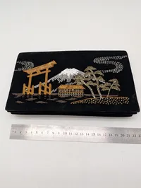 Vintage japansk sort fløjlskobling med perlebroderet landskab, solgt til Amerikanske soldater i Japan lige efter krigen 