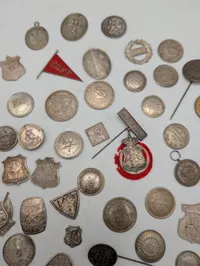 Samling af antikke danske foreningsmærker, medaljer og emblemer