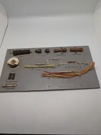 Dansk militær instruktionstavle med sprængstofskomponenter og detonatorer
