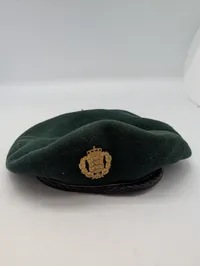 Dansk Militær Hovedbeklædning: Grøn Baret og Skråhue