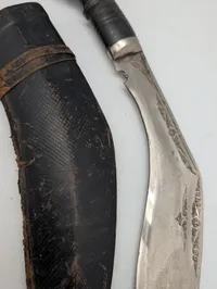  Kukri-kniv med udskåret greb og læderskede
