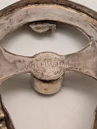 To vintage sølvplet lysestager fra Hotel Dagmar i Ribe