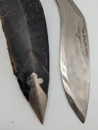  Kukri-kniv med udskåret greb og læderskede