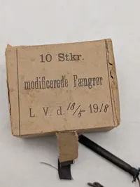 Antik æske medmodificerede fængrør, dateret 18/5-1918