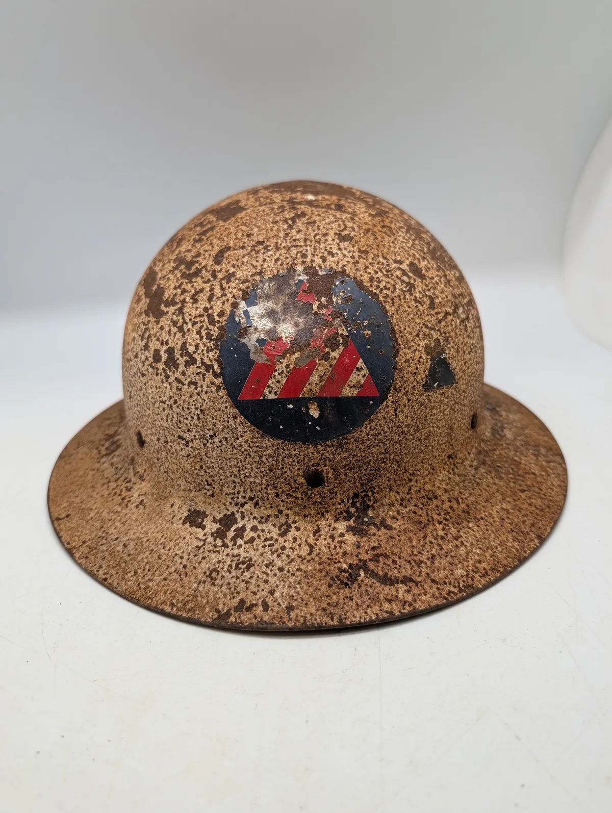 Amerikansk Civilforsvarshjelm M1917A1 med Civil Defense Logo