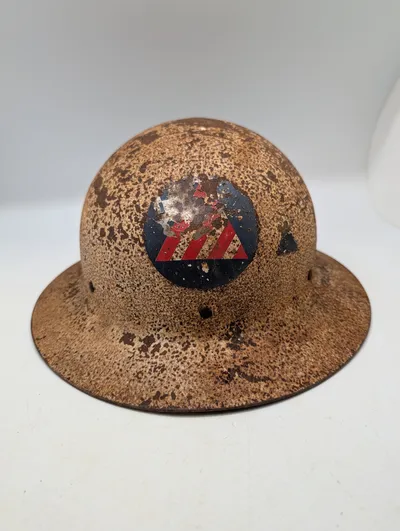 Amerikansk Civilforsvarshjelm M1917A1 med Civil Defense Logo