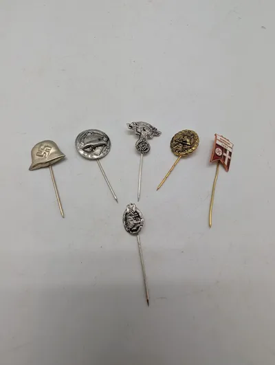 Samling af seks tyske militære nåle og emblemer EFTER 45 