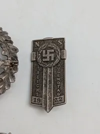 Samling af tyske militære og politiske emblemer, efter 45 