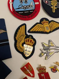 Samling af danske Flyvevåbnet emblemer, stofmærker og pins