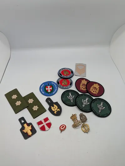 Samling af danske militære distinktioner og enhedsmærker