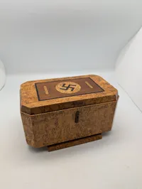 Tysk Art Deco træskrin med indlagt hagekors WW2