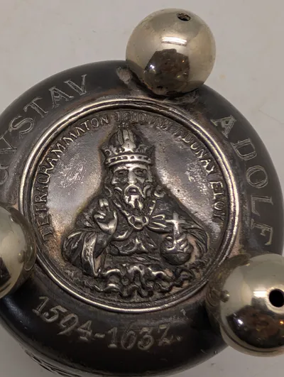 Tinbæger med Gustav II Adolf blomsterrelief