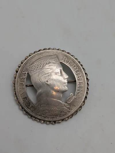 Latvijas Republika 5 Lati Sølvmønt Broche